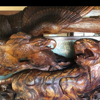 鷹と虎の木製の置物