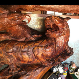 鷹と虎の木製の置物