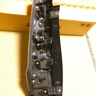 パーツ 《新品》エスクァイア80後期純正テールランプ