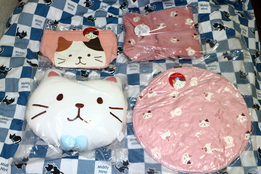 新品　しろたまちゃん　クッション　フリースポンチョ　保冷ランチバッグ　にゃんこ　ふくふくにゃんこ　HAPiNS　ハピンズ　2020年　福袋　青箱と赤箱に入ってました。 フンワリ軽くて暖かいです。 袋から出さずそのまま新品です。大阪　豊中市　手渡しのみ　猫　猫ちゃん　ふくふくにゃんこ　FUKUFUKUにゃんこグッズ多数出品中！！