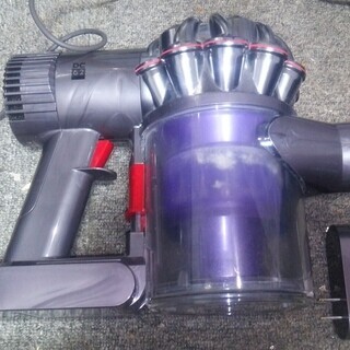 DYSON DC62 コードレス掃除機、各種ノズル、充電器付き。の画像