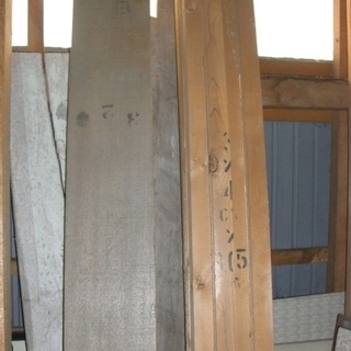 引取限定 ひば柱約20本ほか角材・天井材・ラワン木箱