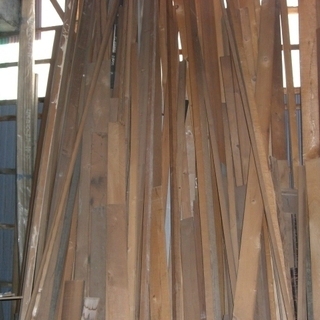 引取限定 ひば柱約20本ほか角材・天井材・ラワン木箱
