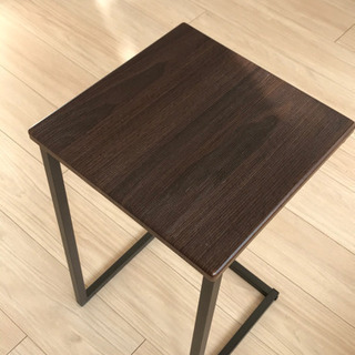 小型のサイドテーブル