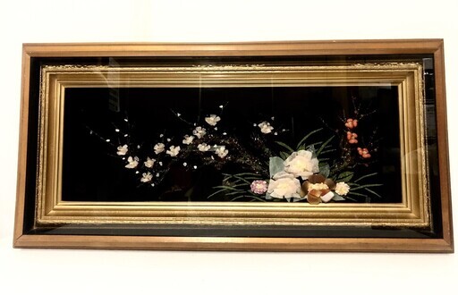 額縁入りの天然石の花の模型