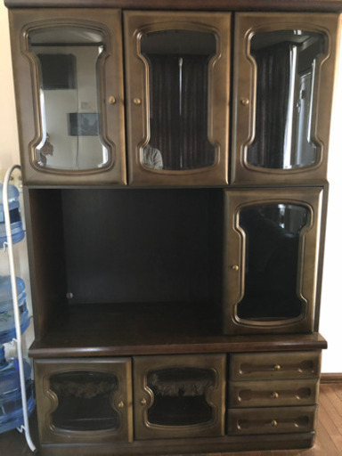 中古の食器棚