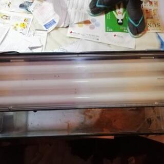 水槽と照明　横60×縦36×奥行き30cm