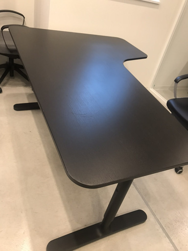 黒のテーブル  IKEA BEKANT BLACK (現在お取引中)