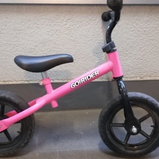 ペダルのない足こぎ自転車「GO！RIDER」ピンク