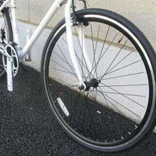 〔新品大特価〕アルミフレームクロスバイク（シマノ製外装２１段変速・スレイプニル７００）