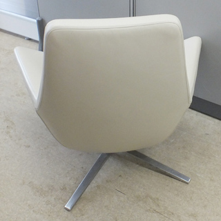 ▶シングルソファ ラウンジチェア オットマン付き B&B Italia METROPOLITAN  本革 ホワイト系 ペイペイ対応 札幌市西区西野