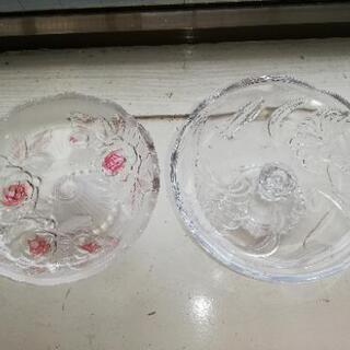ガラスの足付き皿2種類