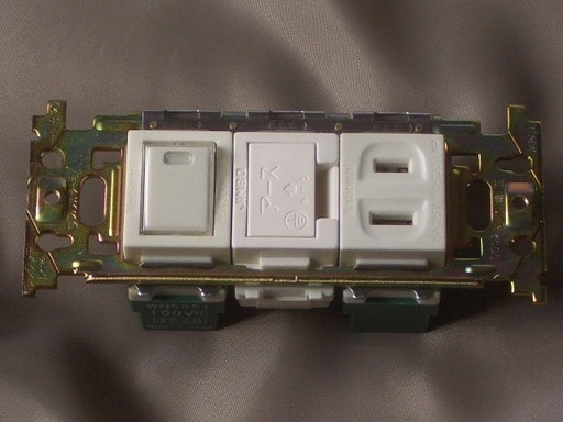 新品 スイッチが暗闇で光る アース付コンセント フルカラー クルッポー 杵築の家電の中古あげます 譲ります ジモティーで不用品の処分