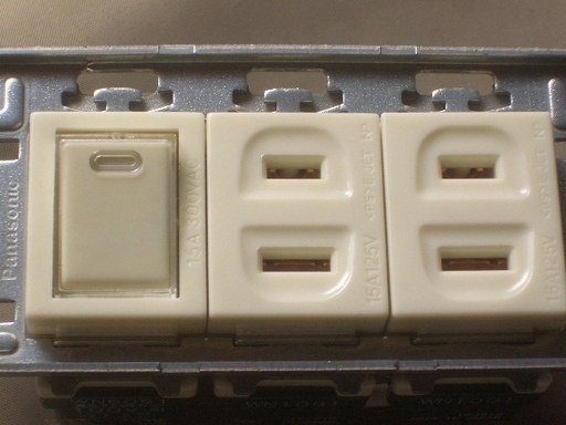 新品 スイッチが暗闇で光る スイッチ付きコンセント 2口 フルカラー クルッポー 杵築の家電の中古あげます 譲ります ジモティーで不用品の処分