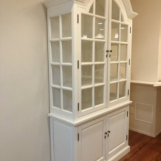 アーチ状ガラスが存在感！アンティーク調食器棚