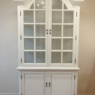 アーチ状ガラスが存在感！アンティーク調食器棚