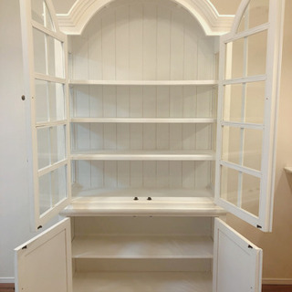 アーチ状ガラスが存在感！アンティーク調食器棚