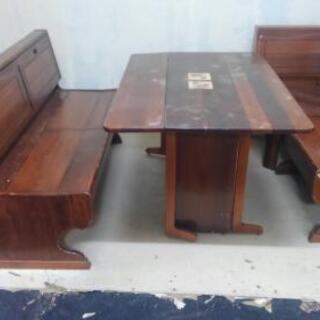 木製ダイニングテーブルと椅子
