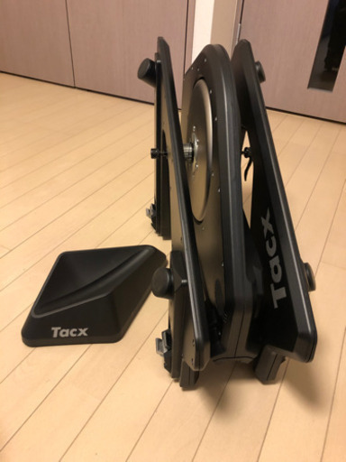 2月末まで】Tacx Neo Smart(固定ローラー)とiPad売ります