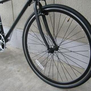 〔新品大特価〕アルミフレームクロスバイク（シマノ製２１段変速・スレイプニル７００）