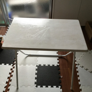 白色に塗装した机テーブル