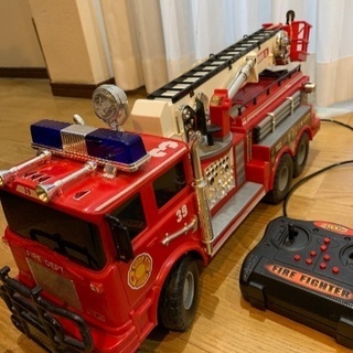 大きな動く消防車★サイレンも本格的！電池式コントローラー