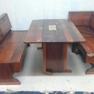 木製ダイニングテーブルと椅子のセット
