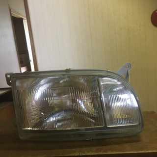 ハイエース100系のヘッドライトです。