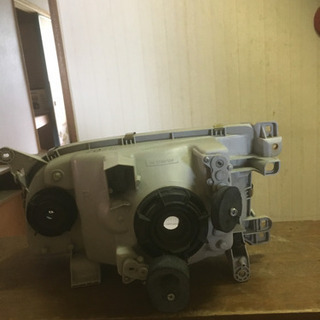 ハイエース100系のヘッドライトです。