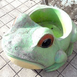 コンクリート製の蛙の置物