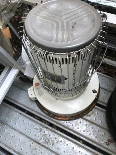 丸い灯油ストーブ