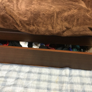 畳敷きのシングルベッド　下に物入れ二個付き