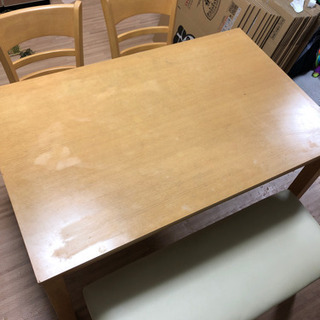 ダイニングテーブル、椅子（2脚）ベンチの4点セット