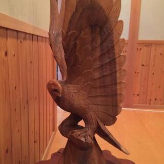 鷹の木彫り