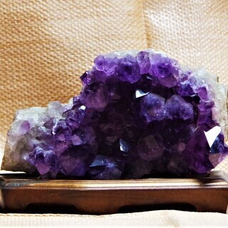 アメジストクラスター　2.1㎏　紫水晶原石　ブラジル産　木台