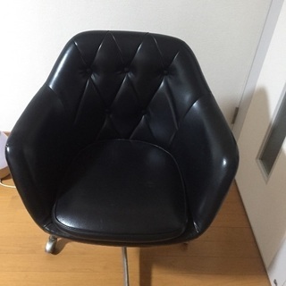 黒い合成皮の回転椅子