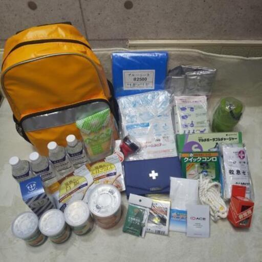 防災グッズ まとめてセット キャリーバッグ 飲料水 非常食 応急処置 軍手 ブルーシート 懐中電灯等 未使用