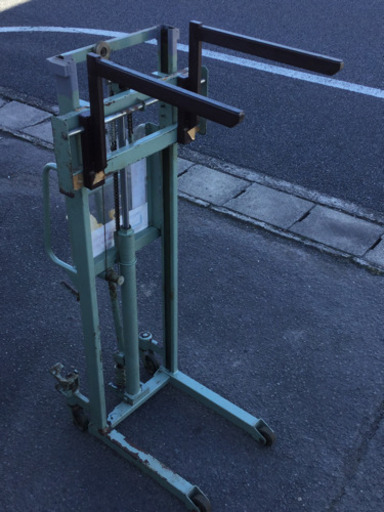 中古　ハンドリフト　トラバーリフト　 　幅64.5　　奥行98　　高さ161　 （ｃｍ）　ビシャモン　手動油圧式　フォークリフト　作業員　高齢化対策　作業台から作業台へ重い物を移動する作業