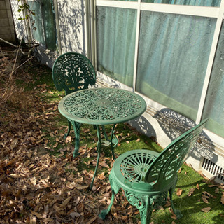お庭やベランダで使えるガーデンテーブルと椅子2脚セット　鉄製です。