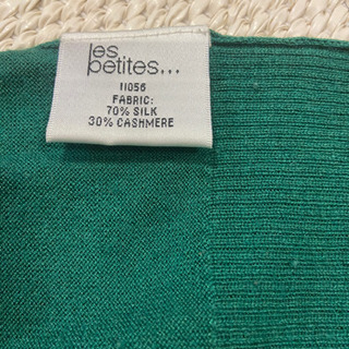 レ プティット 緑色のVネックニット - 服/ファッション