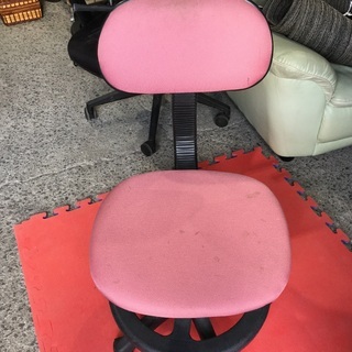 ピンクの椅子