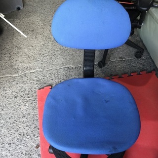 ブルーの椅子