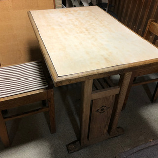 古風なテーブルと椅子