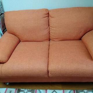 オレンジ色のソファー