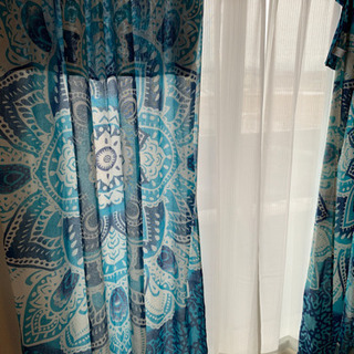 ニトリのレースカーテンとチャイハネ のお洒落な布のセットです。