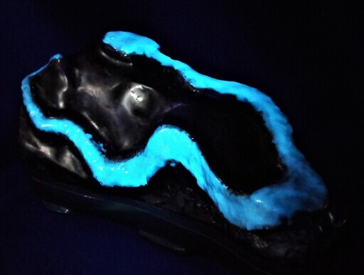 蛍光蛇石 ブラックライトで発光 財運オブジェ UVランプ対応 白蛇