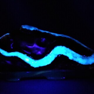 蛍光蛇石 ブラックライトで発光 財運オブジェ UVランプ対応 白蛇