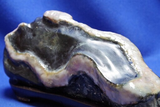 蛍光蛇石 ブラックライトで発光 財運オブジェ UVランプ対応 白蛇