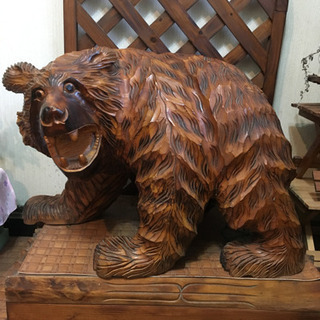 熊の木彫りの置物