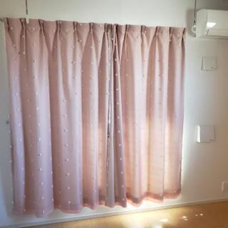ピンクのカーテン+バラのすかしレースカーテン